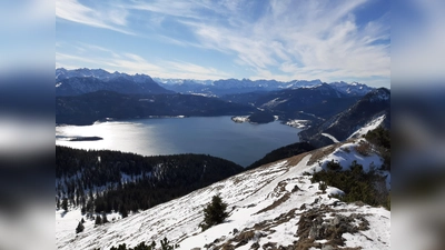 Berge und Wasser: Föhniger Blick vom Jochberg Richtung Süden auf den Walchensee.  (Foto: Stefan Dohl)