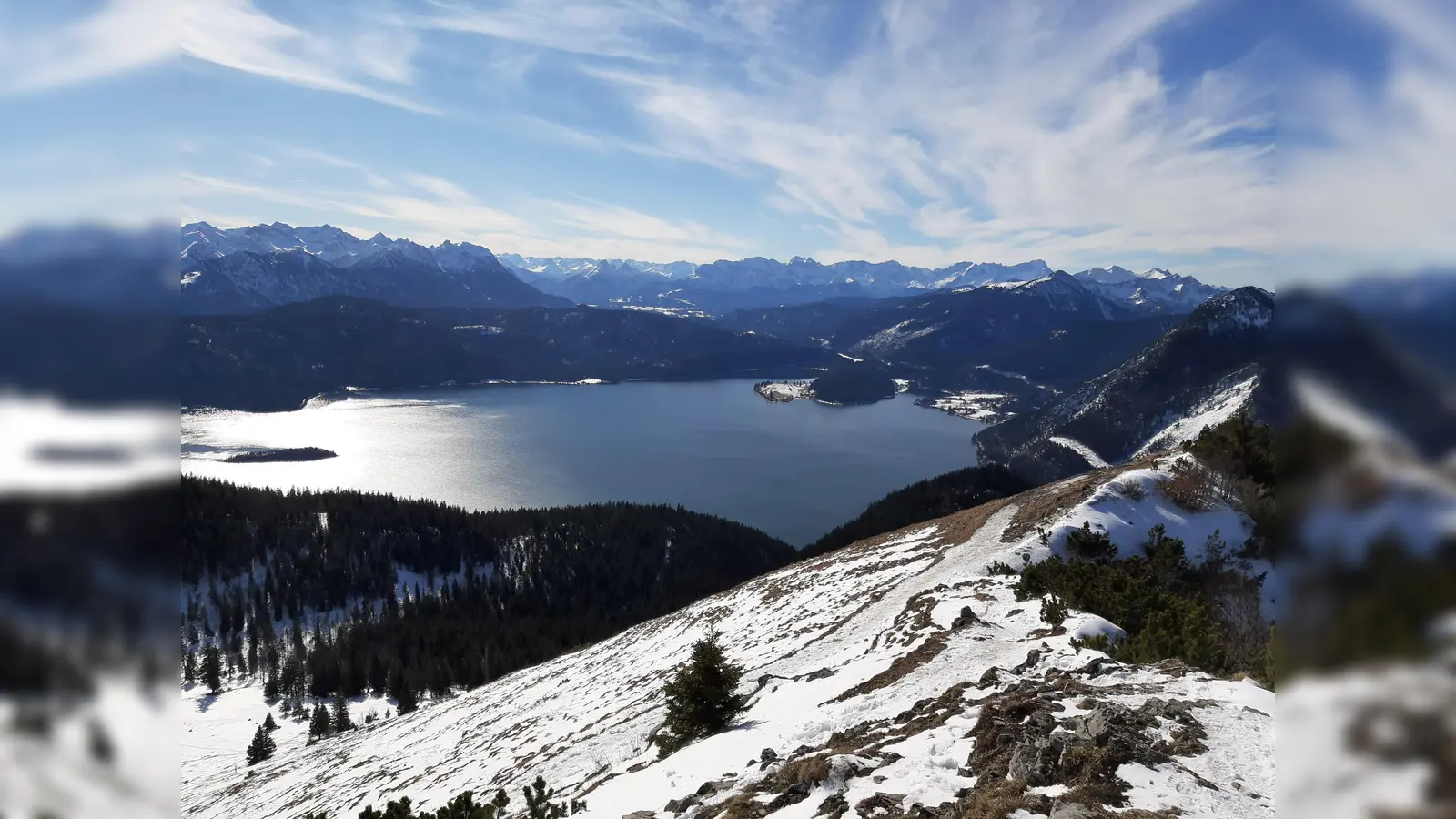 Berge und Wasser: Föhniger Blick vom Jochberg Richtung Süden auf den Walchensee.  (Foto: Stefan Dohl)