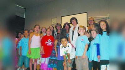 Hellblau ist in diesem Jahr die Farbe der Mittagsbetreuung an der Droste-Hülshoff-Schule: Leiterin Petra Föhr (Mitte) mit zwei Betreuerinnen und einigen ihrer Schützlinge. (Foto: se)