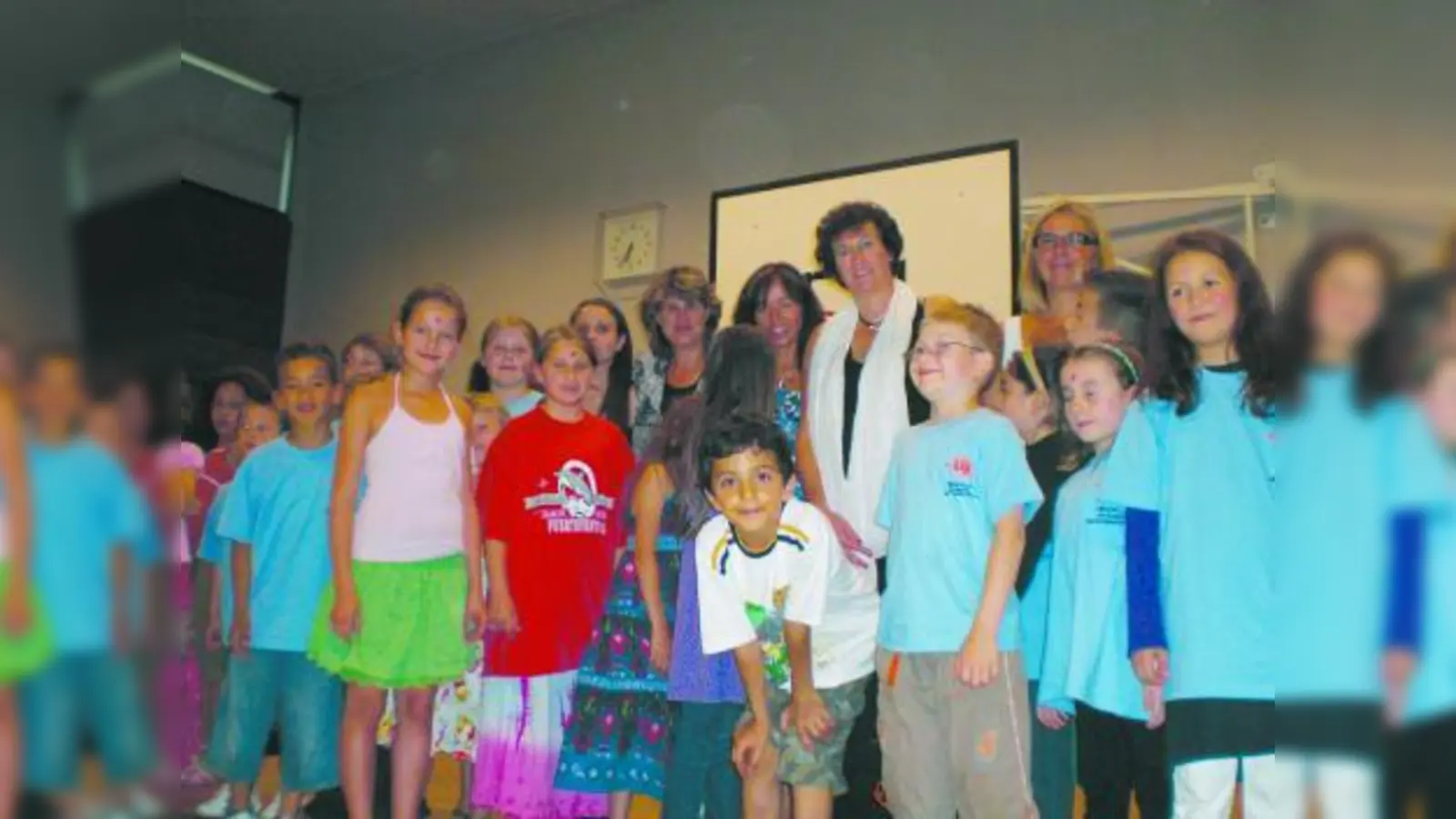 Hellblau ist in diesem Jahr die Farbe der Mittagsbetreuung an der Droste-Hülshoff-Schule: Leiterin Petra Föhr (Mitte) mit zwei Betreuerinnen und einigen ihrer Schützlinge. (Foto: se)