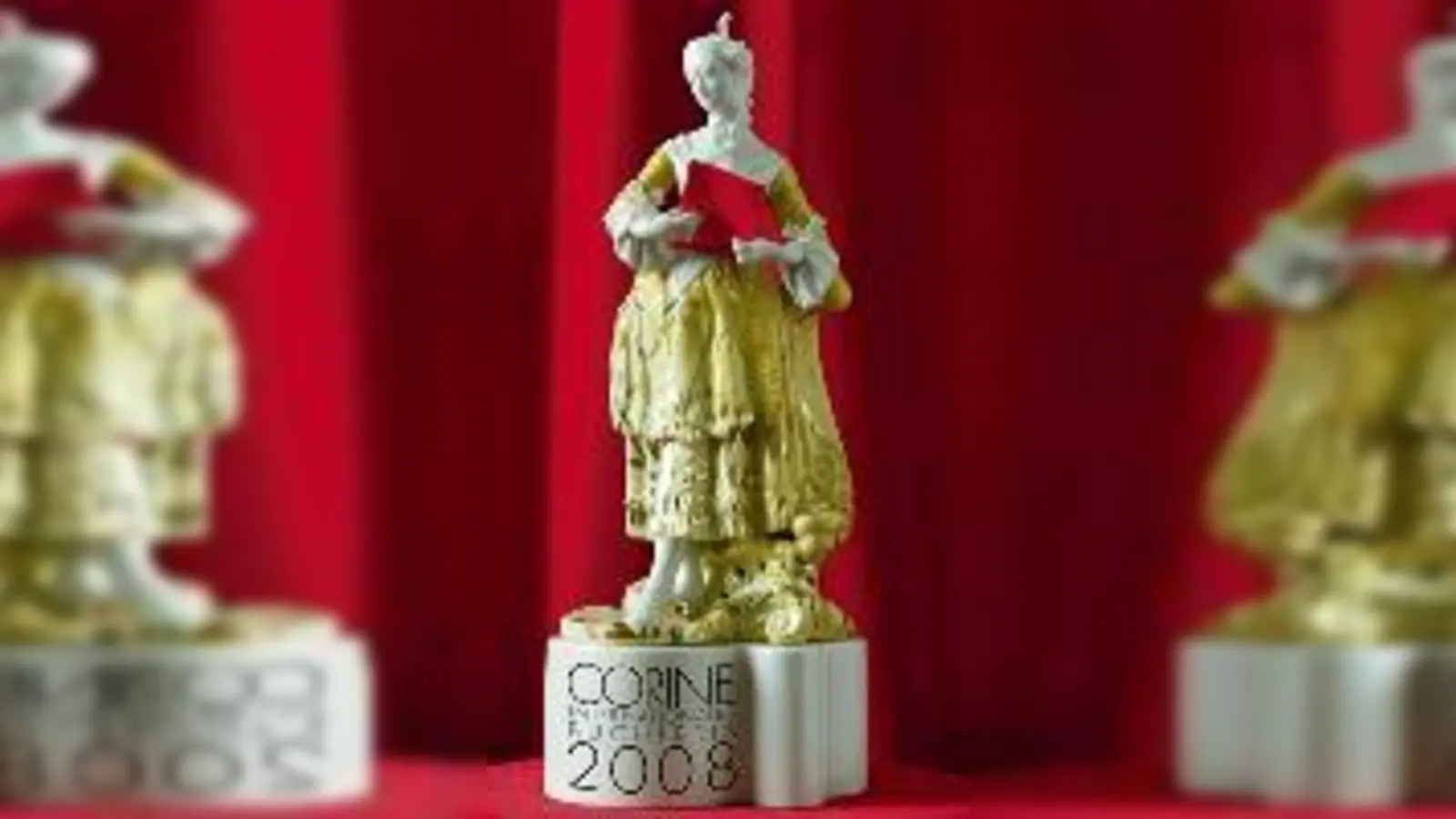Die Preisträger erhalten diese  handgefertigte Porzellanfigur.	  (Foto: Corine)