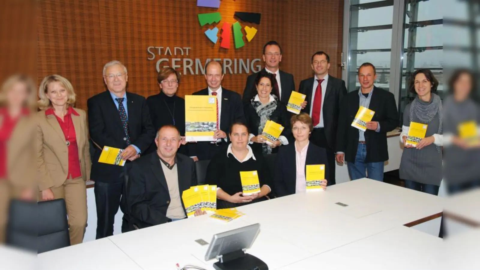 Präsentation der Praktikumsbroschüre im Rathaus: (von links, hinten) Petra Tech, Helmut Ankenbrand, Ingrid Fütterer, Jürgen Biffar, Claudia Wagenführer, OB Andreas Haas, Siegfried Marwitz, Stephan Hubel, Silvia Driendl; (vorne) Thorsten Lange, Christina Wenzel und Michaela Wienke. (Foto: Eva Schraft)