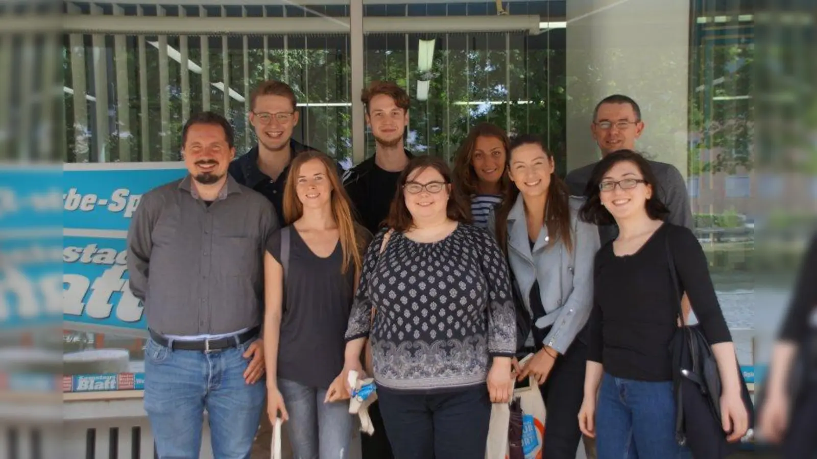 Studenten der LMU besuchten mit ihrem Dozenten Dr. Bernhard Goodwin (links) die Münchner Wochenanzeiger mit Chefredakteur Johannes Beetz (hinten rechts). (Foto: eis)
