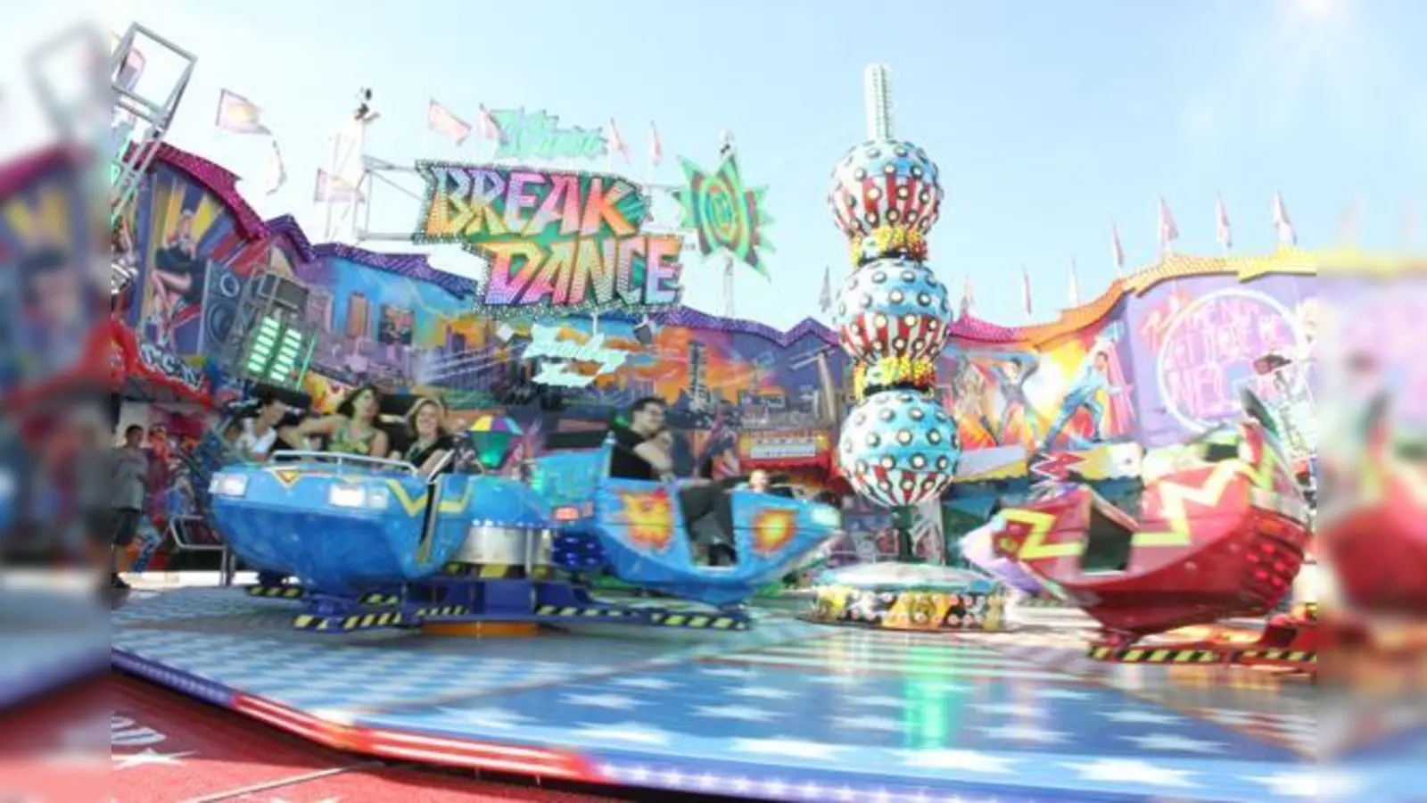Ab geht die wilde Fahrt! Der Break Dance gehört zu den Volksfest-Klassikern. Am Donnerstag durften Medienvertreter beim Presserundgang probefahren.	 (Foto: cr)