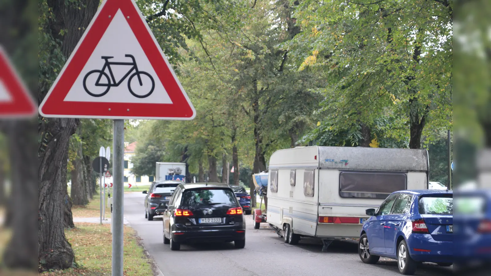 Sicht versperrt: Unmittelbar hinter dem Wohnwagen und dem Boot (rechts) kreuzt der Fahrradweg die Forst-Kasten-Allee. (Foto: job)