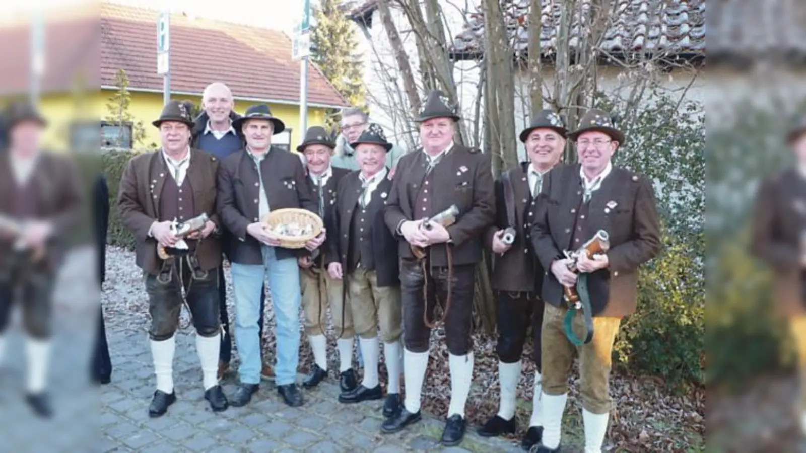 Christian Doerr (2.v.links), Gemeinderat Andreas Rieder (3.v.links) und Ulli Daffner (5.v.linke) zusammen mit den Haarer Böllerschützen.	 (Foto: privat)