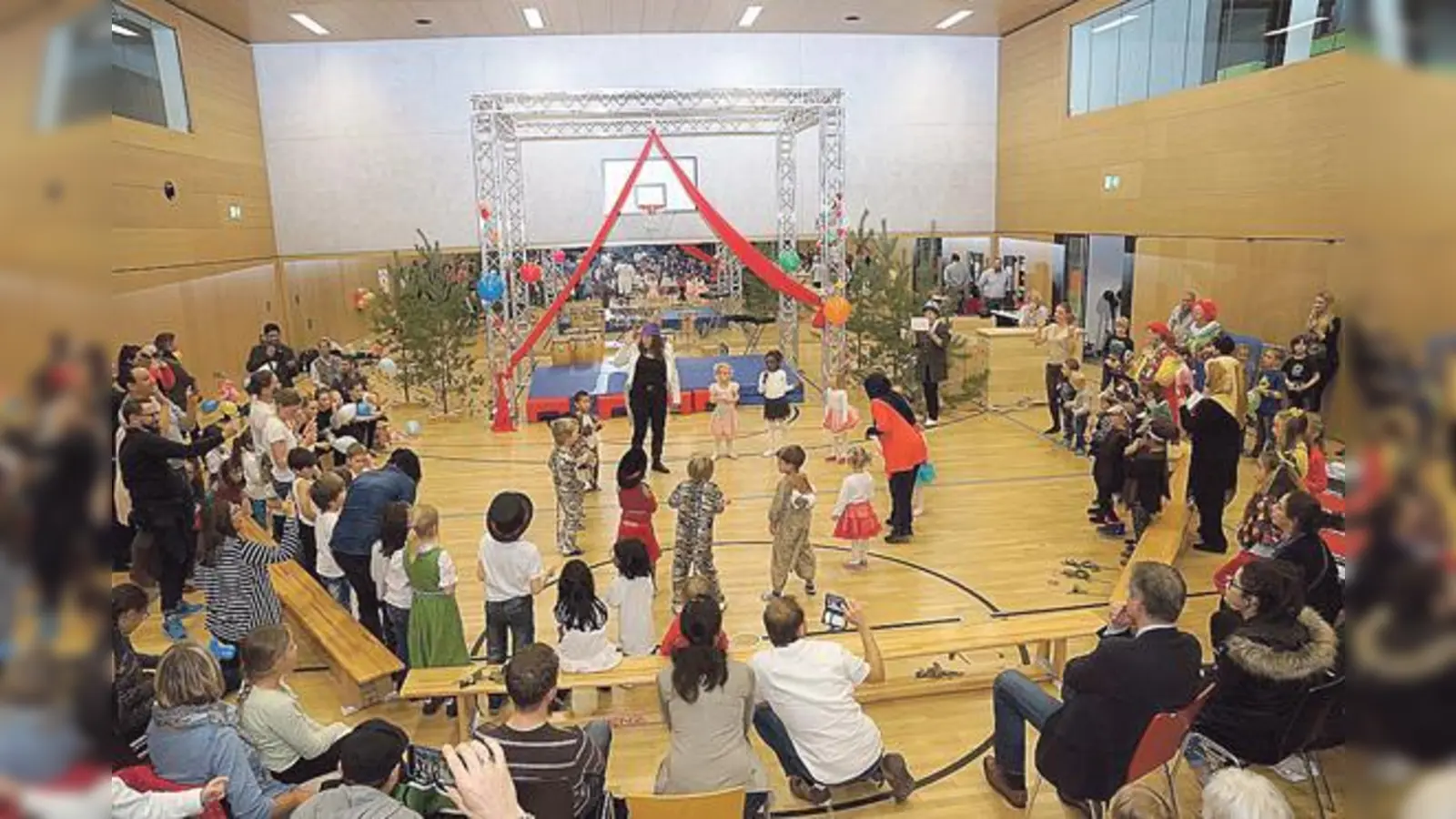 Die kleinen Artisten zeigten beim Jubiläum, was sie gelernt haben.	 (Foto: VA)