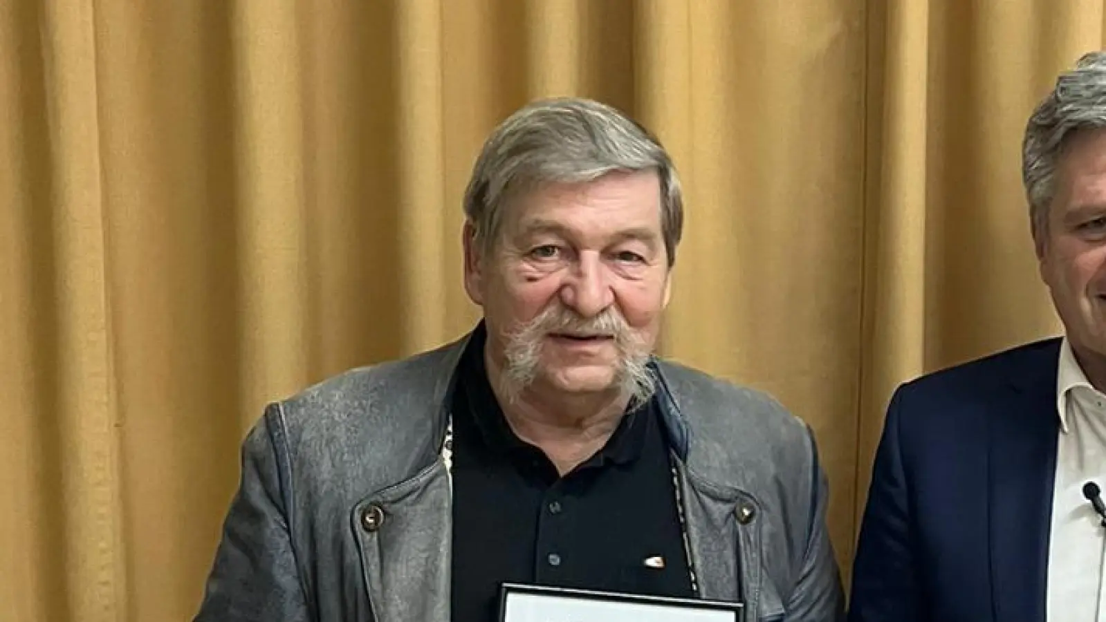 Hubert WInkler wurde neulich für 30 Jahre Gemeinderat von Bürgermeister Stefan Joachimsthaler geehrt. (Foto: Gemeinde Alling)