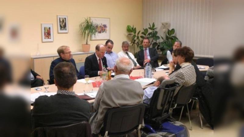 Zwischen Gewerbeverbandsmitgliedern und Politikern erfolgte ein reger Gedankenaustausch. (Foto: pi)