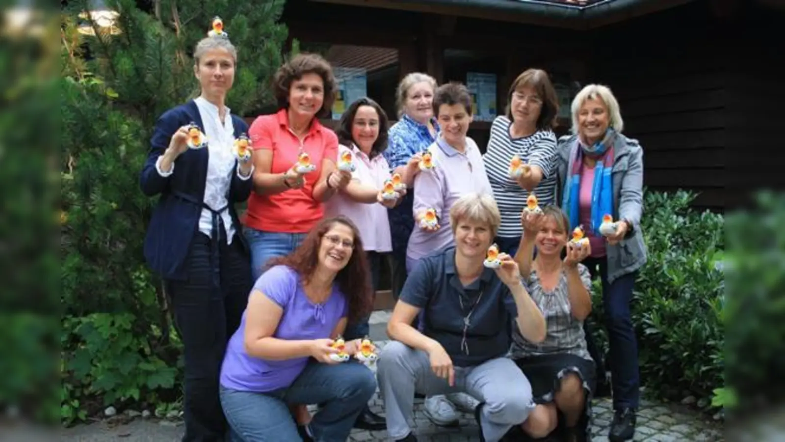 Der »FC Miteinander PowerFrauen« mit ihren Fußballenten »Evi Elfmeter«.    (Foto: MeV)