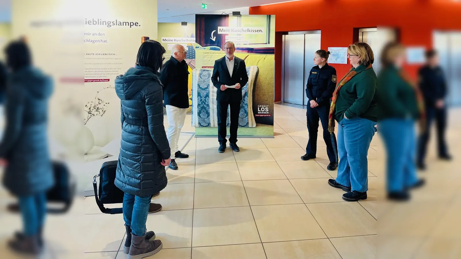 Zum Thema Häusliche Gewalt findet eine Ausstellung im Atrium in Holzkirchen statt. (Foto: Gem. Holzkirchen)