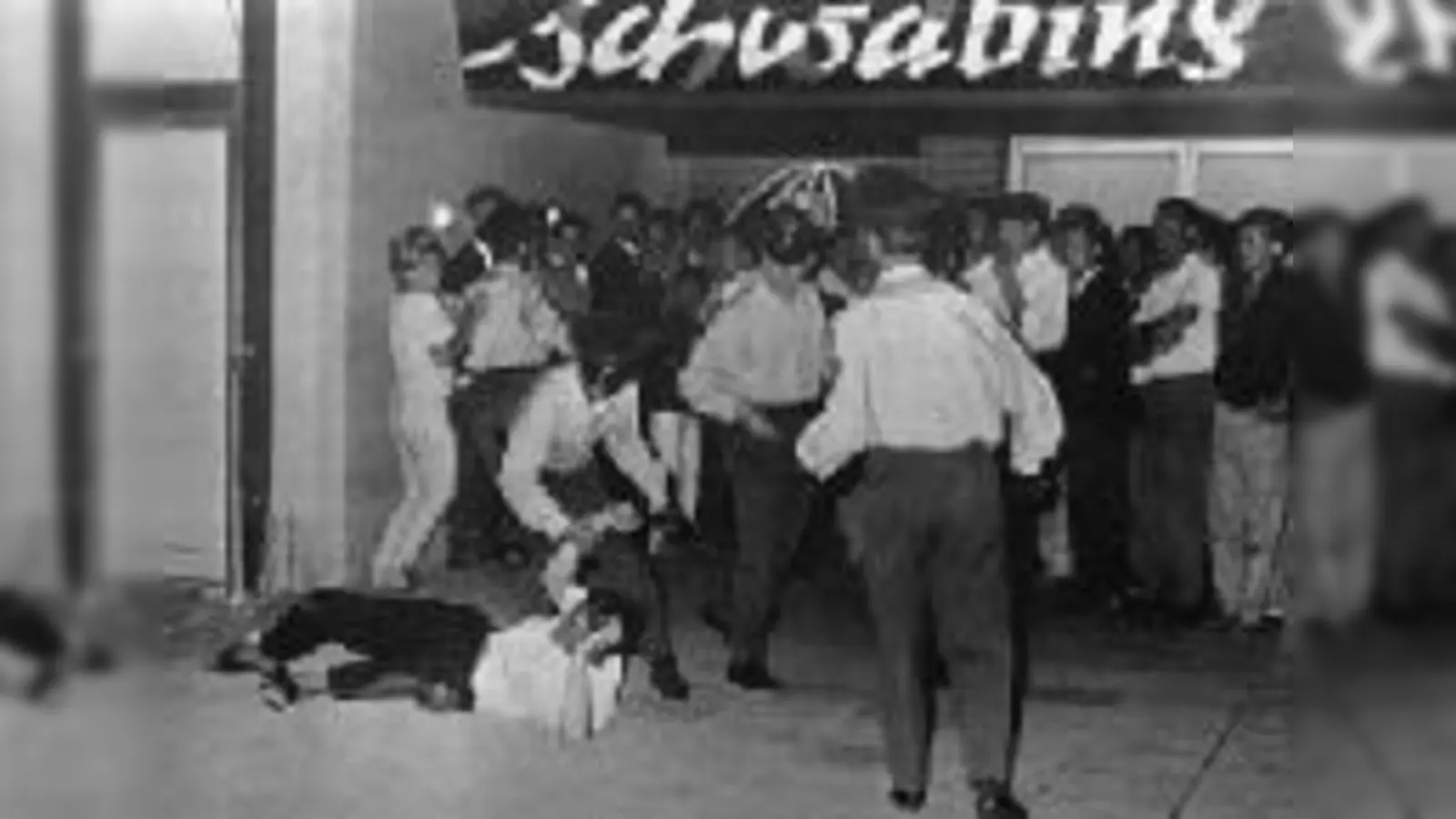 Ralf Hinterding wird am Samstag Szenen der Schwabinger Krawalle (Foto vom 23. Juni 1962) nachstellen.  (Foto: AP)