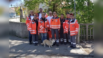 Angelika Gumowski (Zweite von links, vorne) mit Petra Holzner, Gudrun Boer, Marcus Thorenz, Angelika Gumowski, Kreisbereitschaftsleiter Reinhard Weber, Corinna Mauermayer, Carolin Mändl, Enrico Hering, Renate Hirtreiter und Hund Luna. (Foto: BRK)