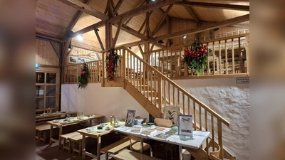 Im festlich geschmückten Bauernstadel wird ein gemeinsam eine Adventsfeier veranstaltet. (Foto: Müller)
