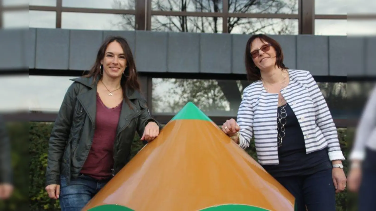 V.l.: Katharina Kasper (Konrektorin der Christian-Morgenstern-Grund- und Mittelschule) und Monika Albrecht (Lehrkraft an der Berufsfachschule für Kinderpflege Starnberg). (Foto: Huss-Weber)