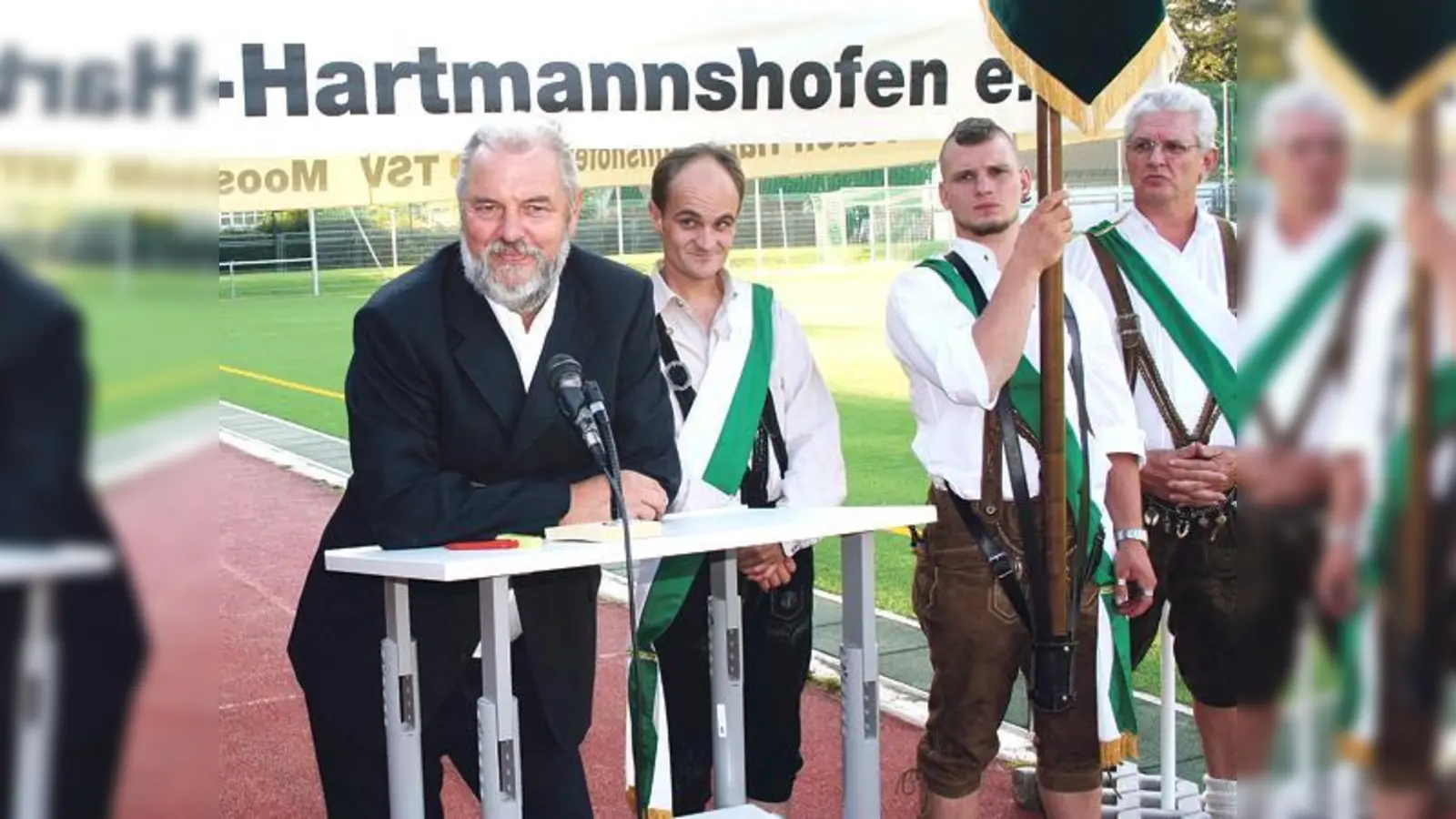 Vereinschef Heinz Zellner vom TSV Moosach-Hartmannshofen hielt im Beisein der Fahnenträger die Rede zur Einweihung des neuen Kunstrasenplatzes.	 (F.: ws)