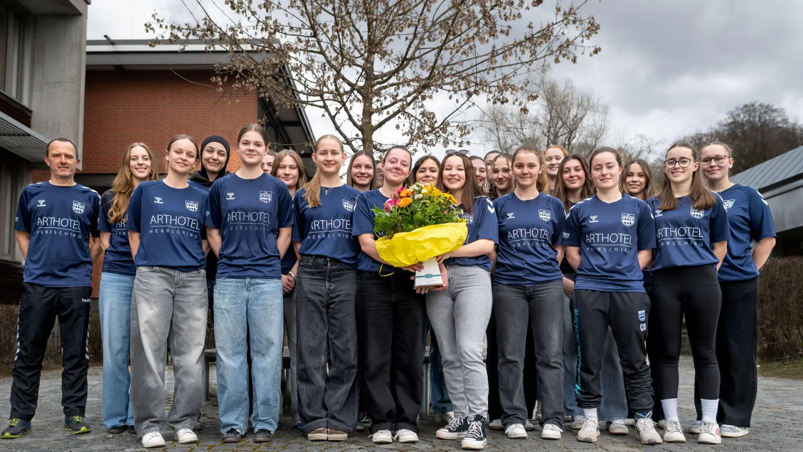 Die weibliche A-Jugend der Herrschinger Handballer: die Spielerinnen und ihr Trainer Michael Klang freuen sich über den Meistertitel. (Foto: TSV Herrsching)
