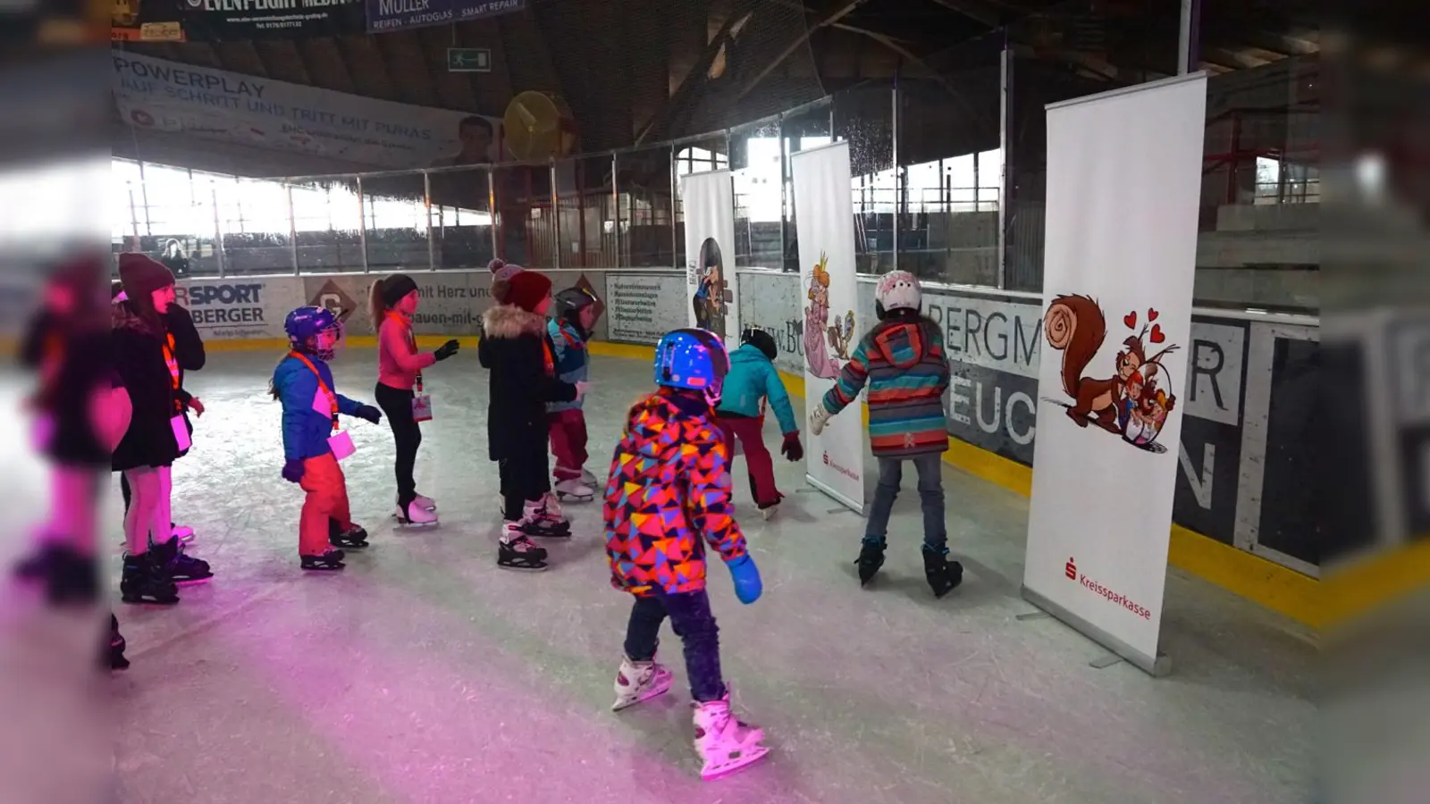 Am Samstag, 16. Februar, verwandelt die Kreissparkasse das Grafinger Eisstadion zur „Party-Zone“ und lädt Groß und Klein ein. (Foto: VA)