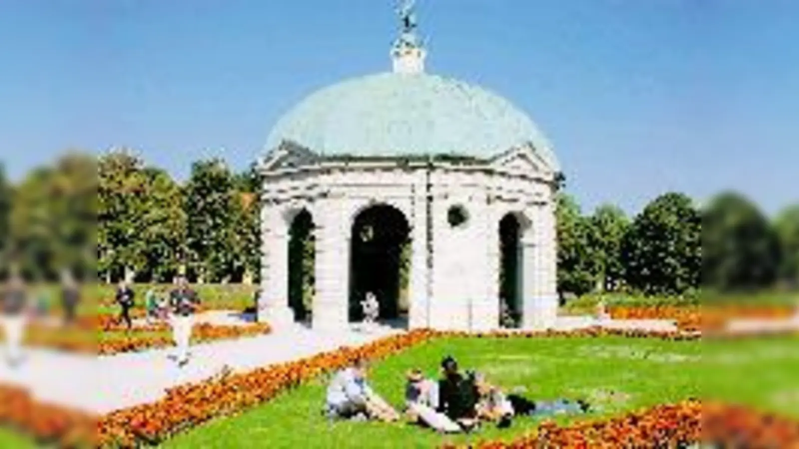 Gemütliche »Wiesen-Sitzung« im  (Foto: Viele verbotene Dinge haben sich in den Parkanlagen längst eingebürgert.)