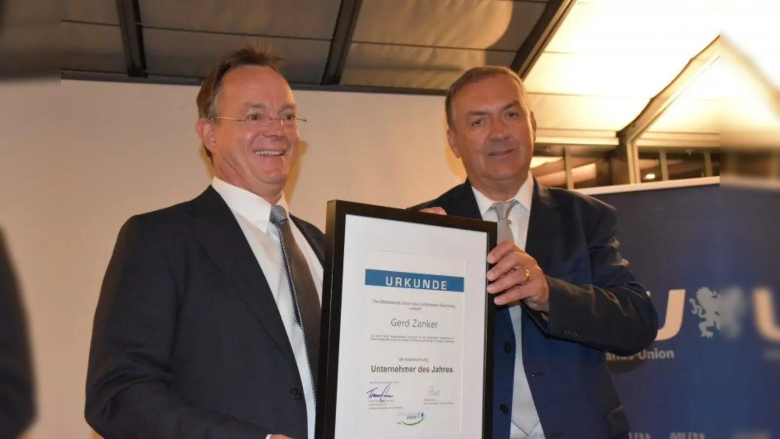Voller Freude nahm Gerd Zanker (l.) als &amp;quot;Unternehmer des Jahres&amp;quot; die Urkunde von Manfred Herz entgegen. (Foto: Manfred Herz)