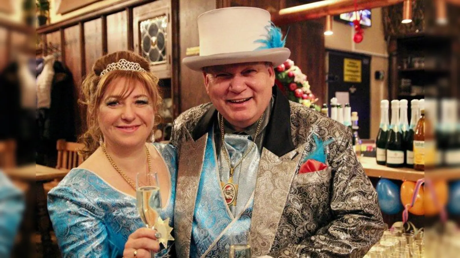 „Wir freuen uns auf sechs narrische Wochen mit euch!“ Hans III. und Regina I. sind das frisch gekrönte Prinzenpaar der Faschingsgesellschaft Würmesia. (Foto: us)