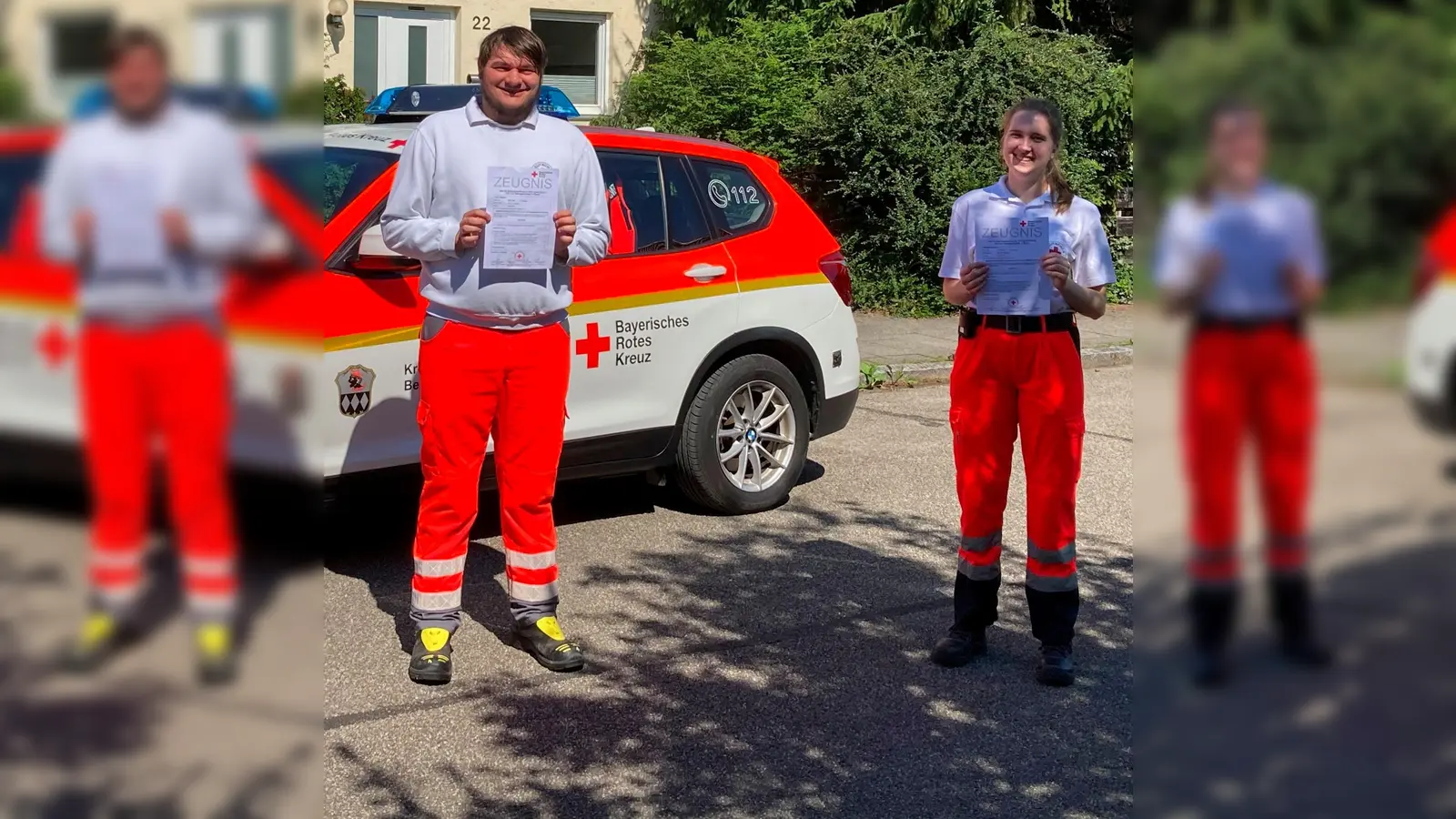 Die Rettungssanitäter Michaela Huschka und Julian Wieland freuen sich über die bestandene Prüfung. (Foto: BRK Ismaning)