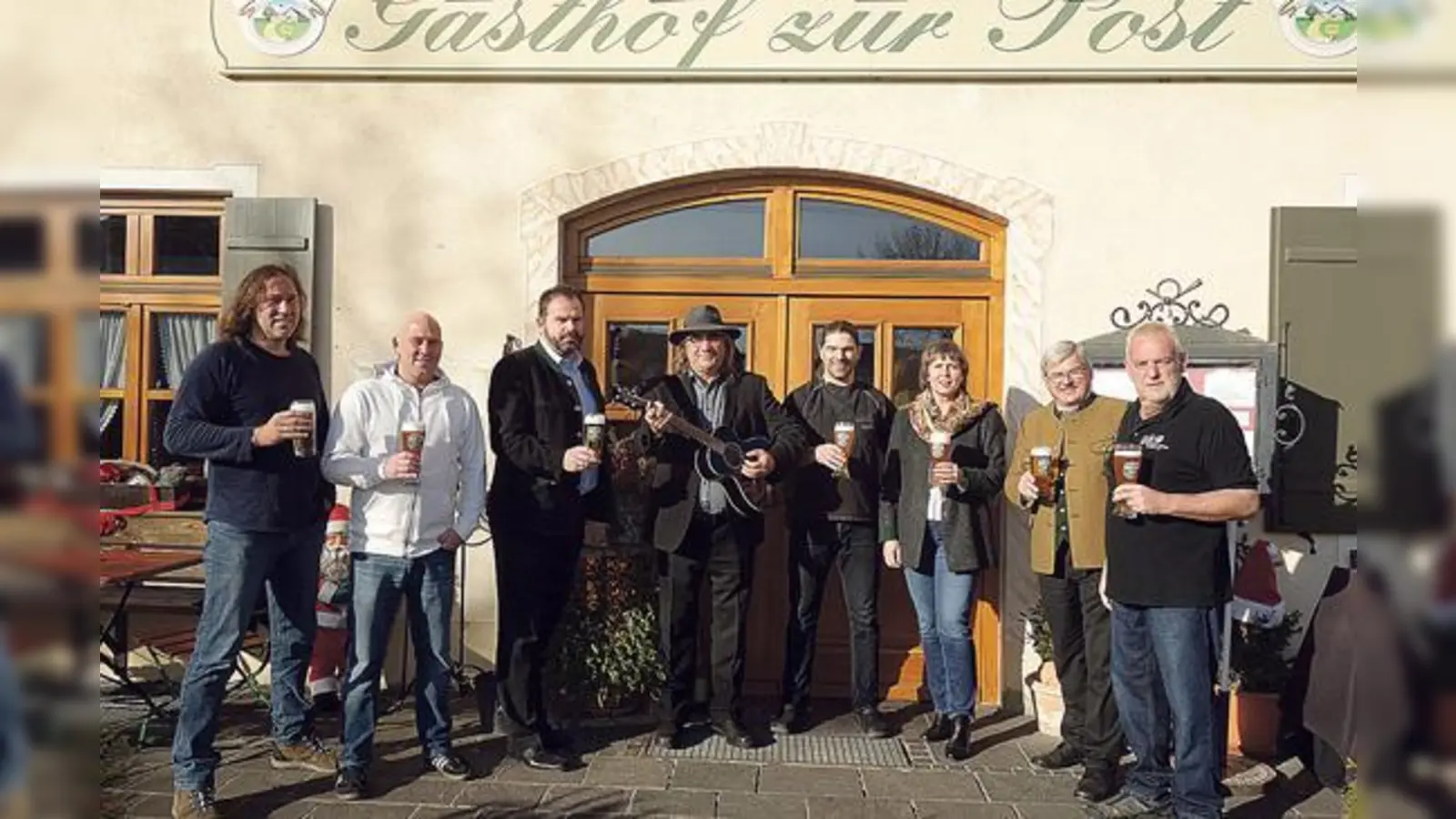 Stießen auf zehn Jahre BrotZeit &amp; Spiele an: Roland Hefter, Michi Dietmayr, Brauerei-Direktor Helmut Erdmann, Wolfgang Ramadan, Georg Fellner, Gertraud Ettenhuber, Bürgermeister Johann Eichler und Michael Wöllinger. 	 (Foto: hw)