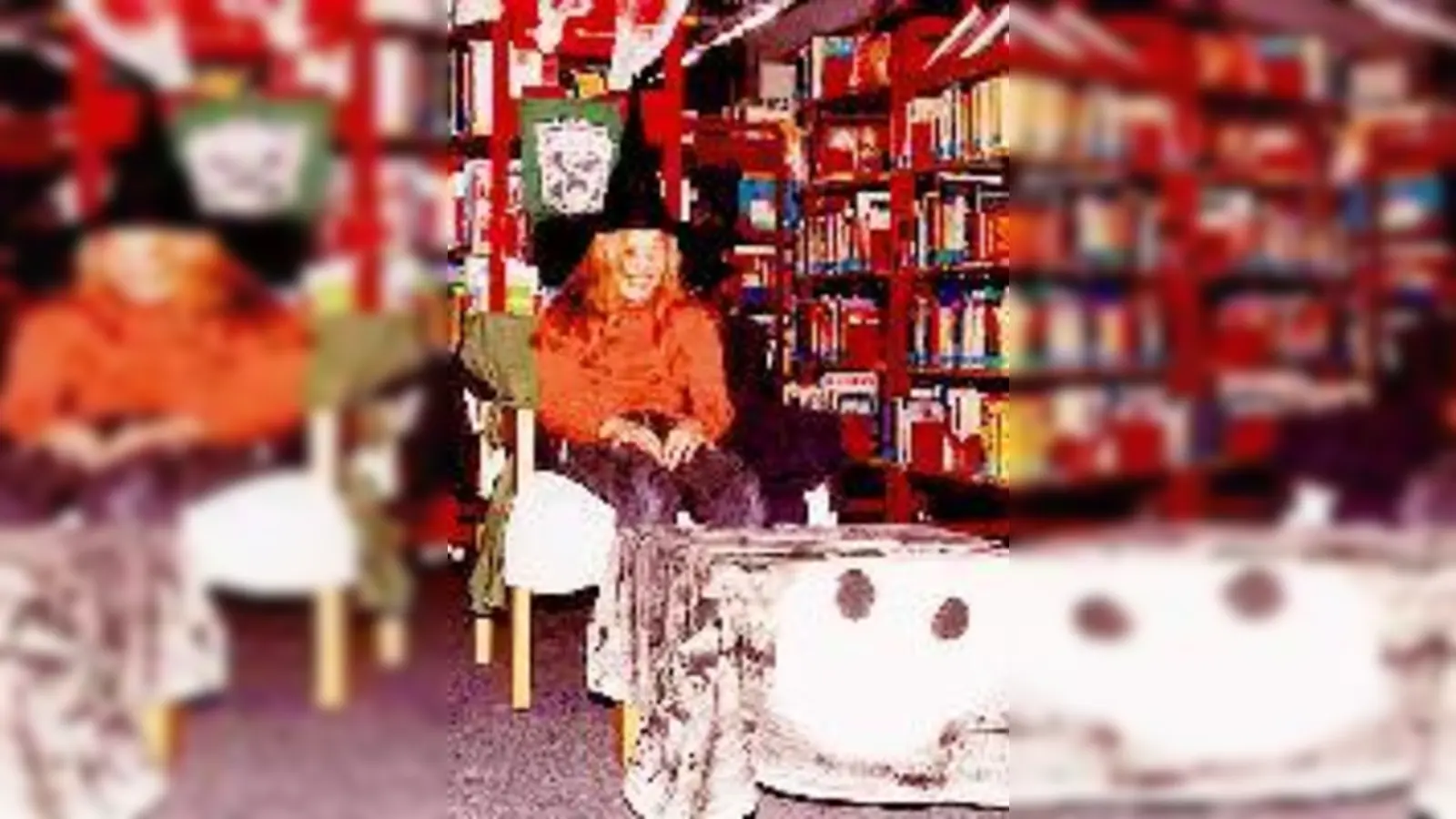 Harry Potter in Stadtbibliothek: Der »sprechende Hut« teilt die Schüler in ihre Klassen ein.	 (Foto: Privat)