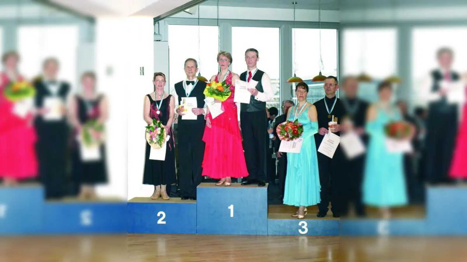 Die Bayerischen Meister aus Stockdorf: Astrid und Christoph Pollmann (Sieger der Klasse C II) und (l.), Ruthellen Lerche und Ivan Puovic (Sieger der Klasse D II und Vizemeister der Klasse C II). (Foto: pi)