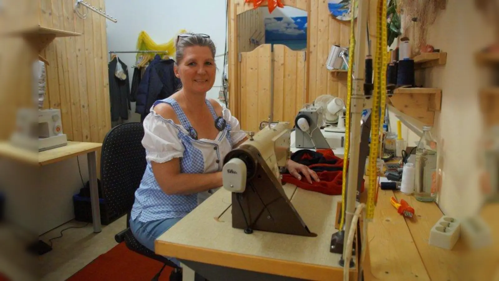 Diana Millakus' Geschäft dreht sich hauptsächlich um Textilpflege. Gerne kann man aber auch mit kaputten Kleidungsstücken bei ihr vorbeischauen. (Foto: jw)
