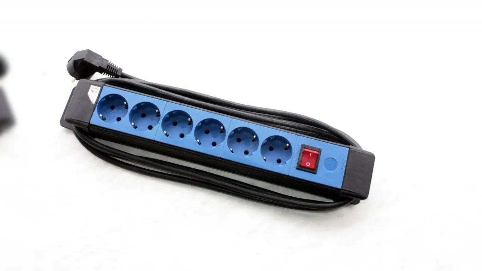 Mit Steckdosenleisten mit Schaltern können mehrere elektrische Geräte gleichzeitig vom Stromnetz getrennt werden. (Foto: job)