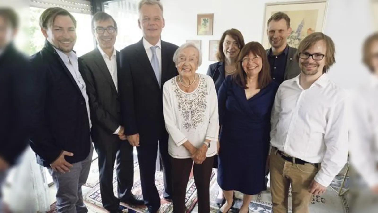 Ingeborg Merkwitz (4. von links) mit Bürgermeister Jan Neusiedl (3. von links), Angehörigen sowie Heimleiterin Heidi Sogawe (4. von rechts) und Pflegedienstleiter Christoph Büchele (2. von rechts) bei der Geburtstagsfeier.	 (Foto: Gem. Grünwald)