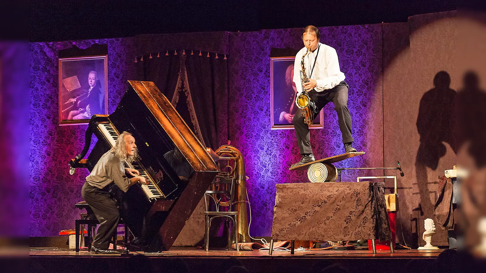 Die Musikkabarettisten Gogol und Mäx gehören zu den Höhepunkten des Kultursommerfestes im Rosengarten der Gemeinde Ottobrunn. (Foto: Philipp von Ditfurth)