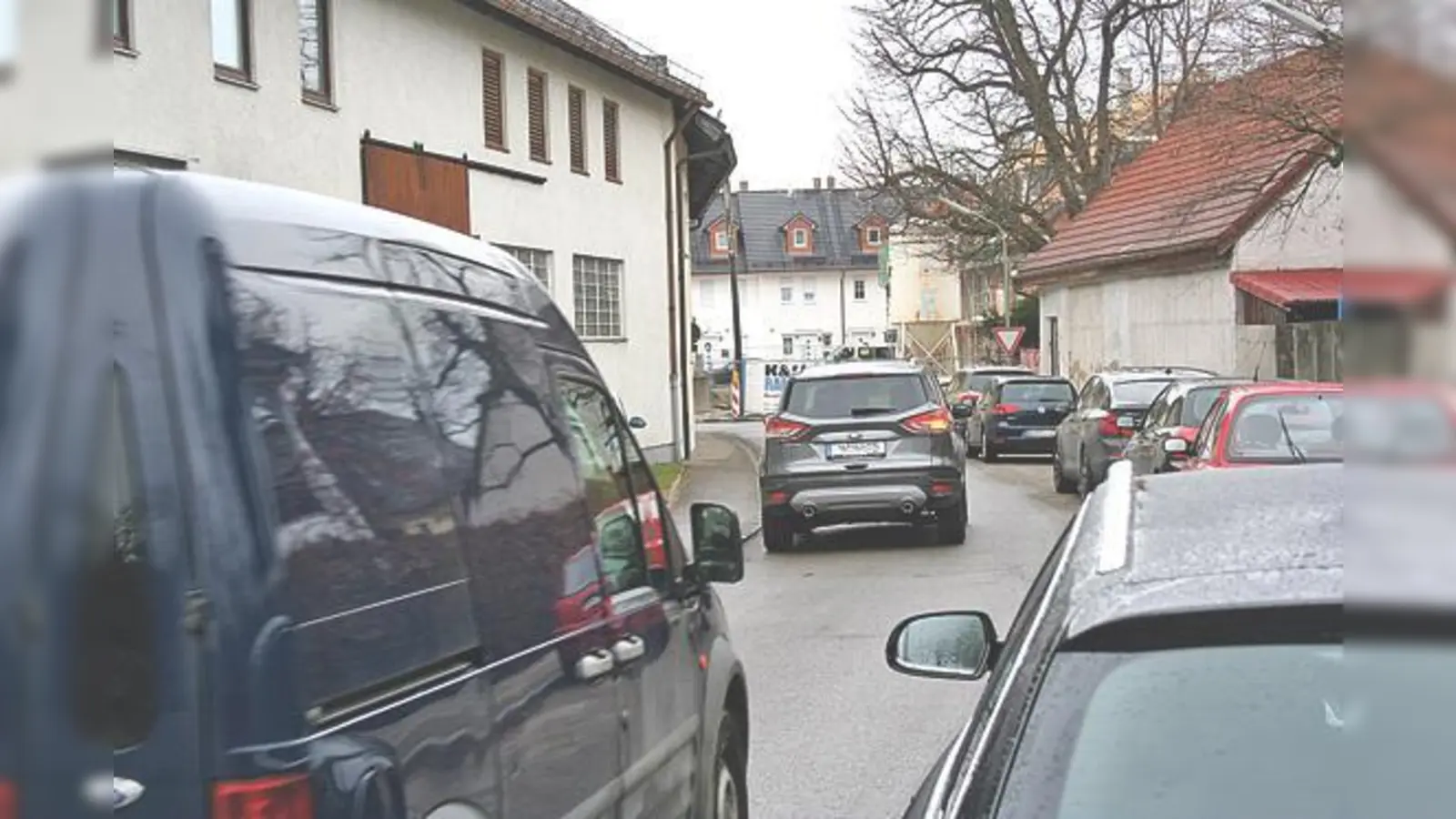 Bei Gegenverkehr ist in diesem Teil der Ponkratzstraße in Feldmoching nach Ansicht der Anwohner die Verkehrssituation unzumutbar und gefährlich. 	 (F.: ws)