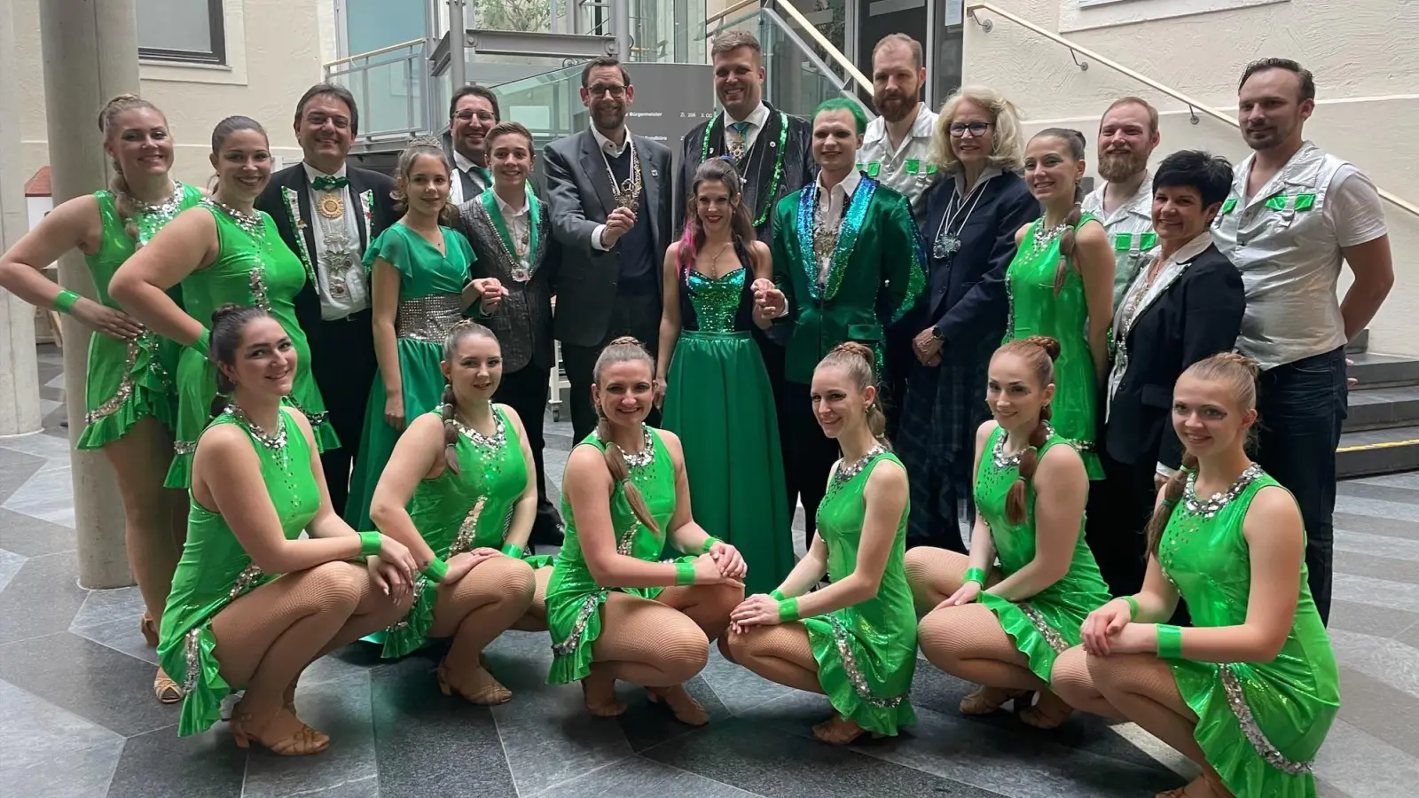 Bürgermeister Patrick Janik übergab den Schlüssel an die Perchalla, die mit dem Kinderprinzenpaar Fynn I. und Selina I., Prinz Valentin I., der Prinzengarde und Präsident Andreas Denk angerückt war. (Foto: Perchalla)