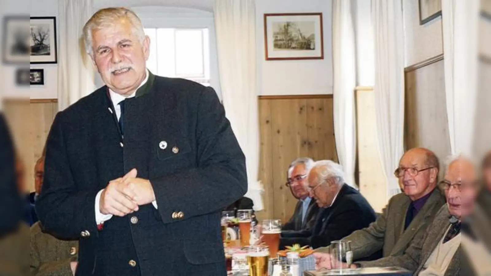 Der Vereinsvorsitzende Soldaten- und Kriegerkameradschaft Höhenkirchen - Fritz Schatz - im Kreise der Vereinsmitglieder. Er appelliert vor allen an »jüngere  Kameraden« um Verantwortung im Verein zu übernehmen.  (Foto: VA)