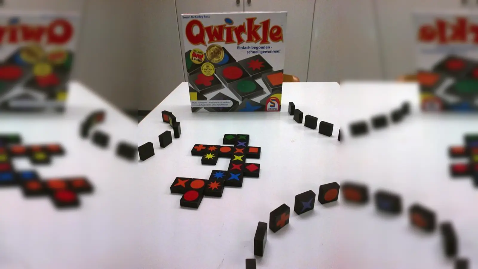 So sieht der Tisch bei Qwirkle aus. Das Spielprinzip ist einfach, aber raffiniert. 	 (Foto: Spieletreff)