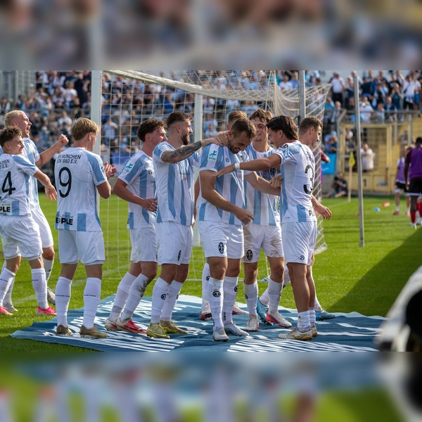 Torfreuden: Löwen feiern Felix Weber.  (Foto: Anne Wild)