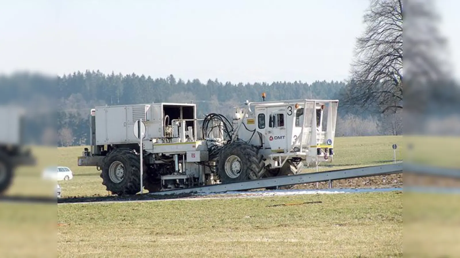 Die auffälligen Vibro-Fahrzeuge untersuchen mittels seismischer Messungen ob sich in den tieferen Erdschichten Themalwasservorkommen befinden.	 (Foto: hw)