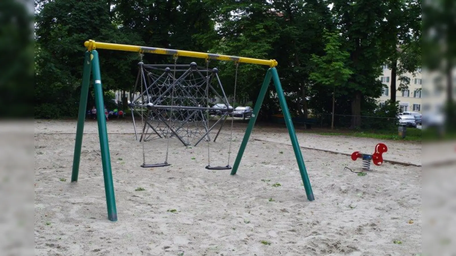 Mehr Spielmöglichkeiten fordern Laimer Kinder für den Spielplatz am Agricolaplatz. In den Sommerferien sollen das zugesagte Spielhaus und die Vogelnestschaukel aufgebaut werden. (Foto: kö)