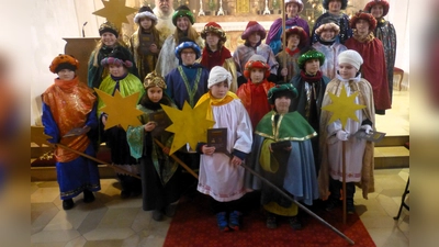 Stolz präsentierten sich die Sterninger des Pfarrverbands Gelting-Finsing nach ihrer Rückkehr mit Pfarrer Norbert Joschko dem Fotografen. (Foto: Georg Rittler)