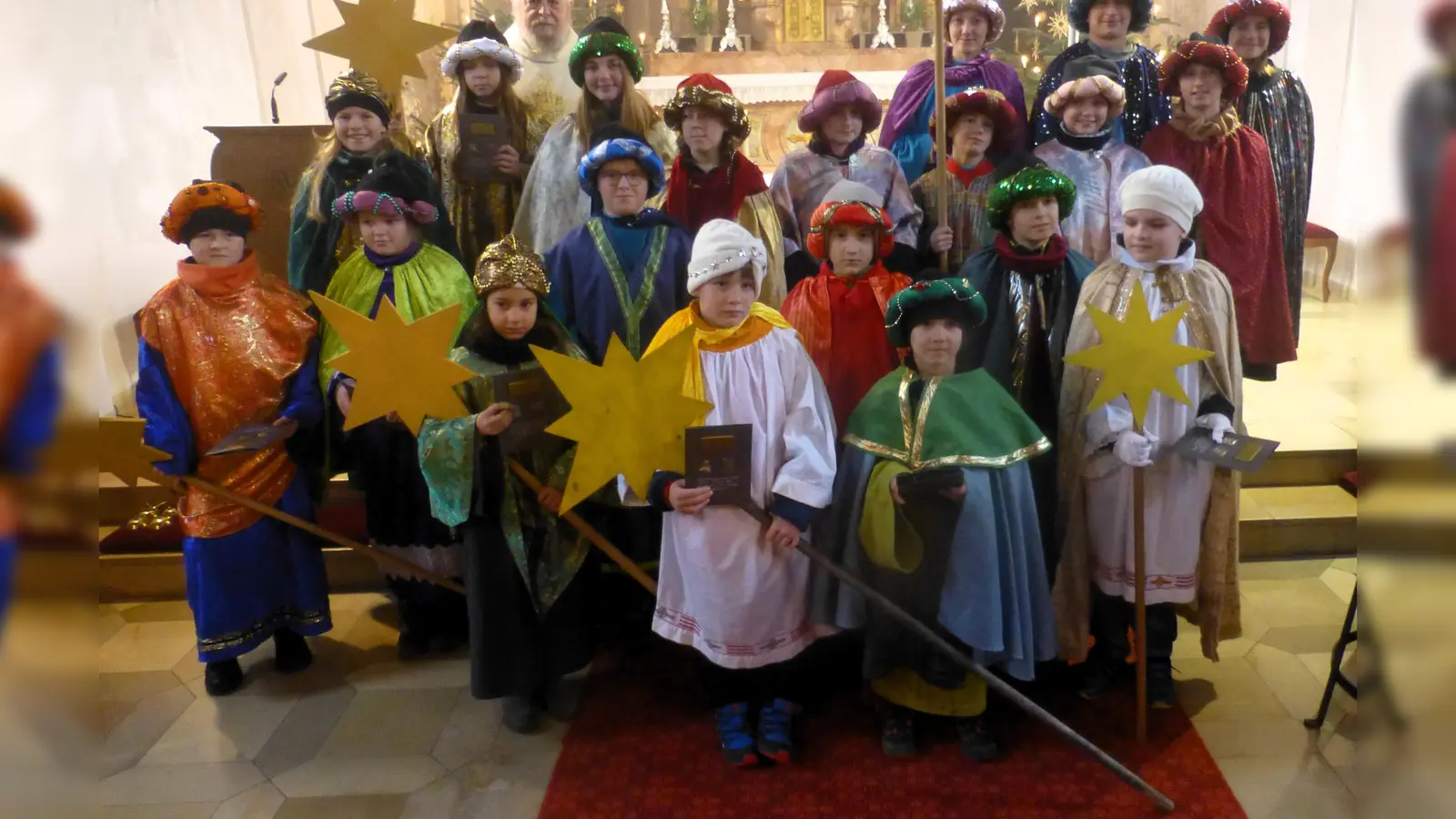 Stolz präsentierten sich die Sterninger des Pfarrverbands Gelting-Finsing nach ihrer Rückkehr mit Pfarrer Norbert Joschko dem Fotografen. (Foto: Georg Rittler)