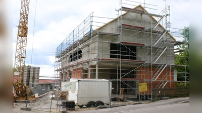 Ein Dorfgemeinschaftshaus für Inning am Holz! Eins der zentralen Projekte im Dorferneuerungsprogramm geht der Vollendung entgegen. (Foto: kw )