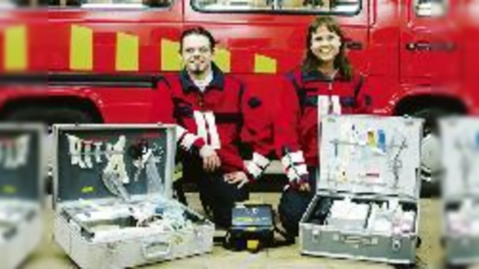 Ab April sind sie als Ersthelfer unterwegs: Christian Potts und Martina Bandhauer mit dem Beatmungs- und Kreislaufkoffer sowie mit dem Defibrillator.	  (Foto: ba)