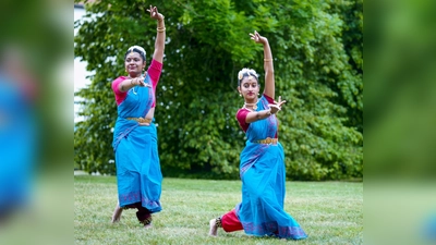 Am Freitag 21. Juli wird im Garten der Laimer Stadtbibliothek ein „zauberhafter Abend“ mit indischem Tanz gefeiert. Noyonika Giri und Sonakshi Agnihotri zeigen einen Tanz von Sandra Chatterjee. (Foto: Thomas Schummer)