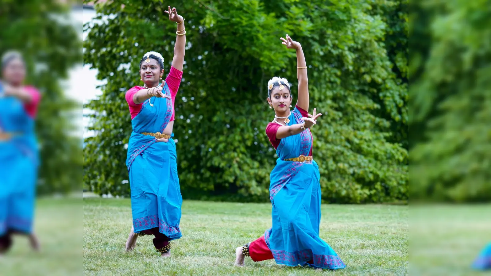 Am Freitag 21. Juli wird im Garten der Laimer Stadtbibliothek ein „zauberhafter Abend“ mit indischem Tanz gefeiert. Noyonika Giri und Sonakshi Agnihotri zeigen einen Tanz von Sandra Chatterjee. (Foto: Thomas Schummer)