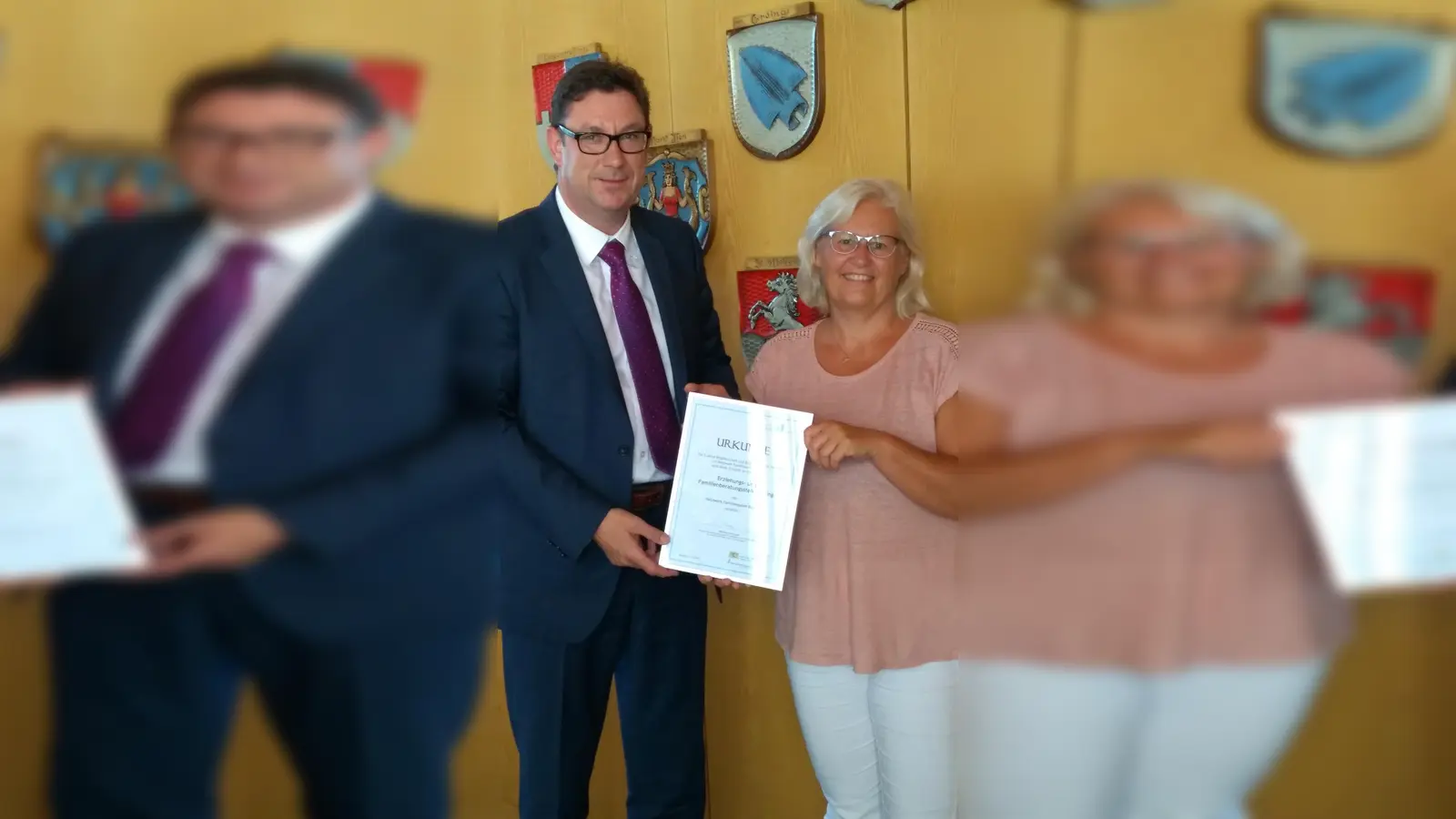 Landrat Martin Bayerstorfer und die Leiterin der Erziehungsberatungsstelle Sabine Wolf freuen sich über die Auszeichnung. (Foto: LRA Erding)