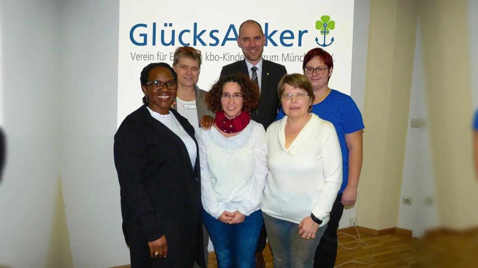 Die Gründungsmitglieder von GlücksAnker e.V. (von links): Evana Hertling, Friederike Eibach, Carmen Dietz-Rödel, Pflegedirektorin Ute Schmitz (2. Reihe links) sowie der Geschäftsführer des kbo-Kinderzentrums München, Alexander Lechner, und Kathrin Neubert. (Foto: kbo-Kinderzentrum München)