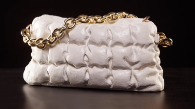 „Wrong Bag” heißt dieses Kunstwerk von Doris Bardong. Es ist im Rahmen der Ausstellungen zum Jubiläum von Gedok zu sehen.  (Foto: Frank Schuppelius)