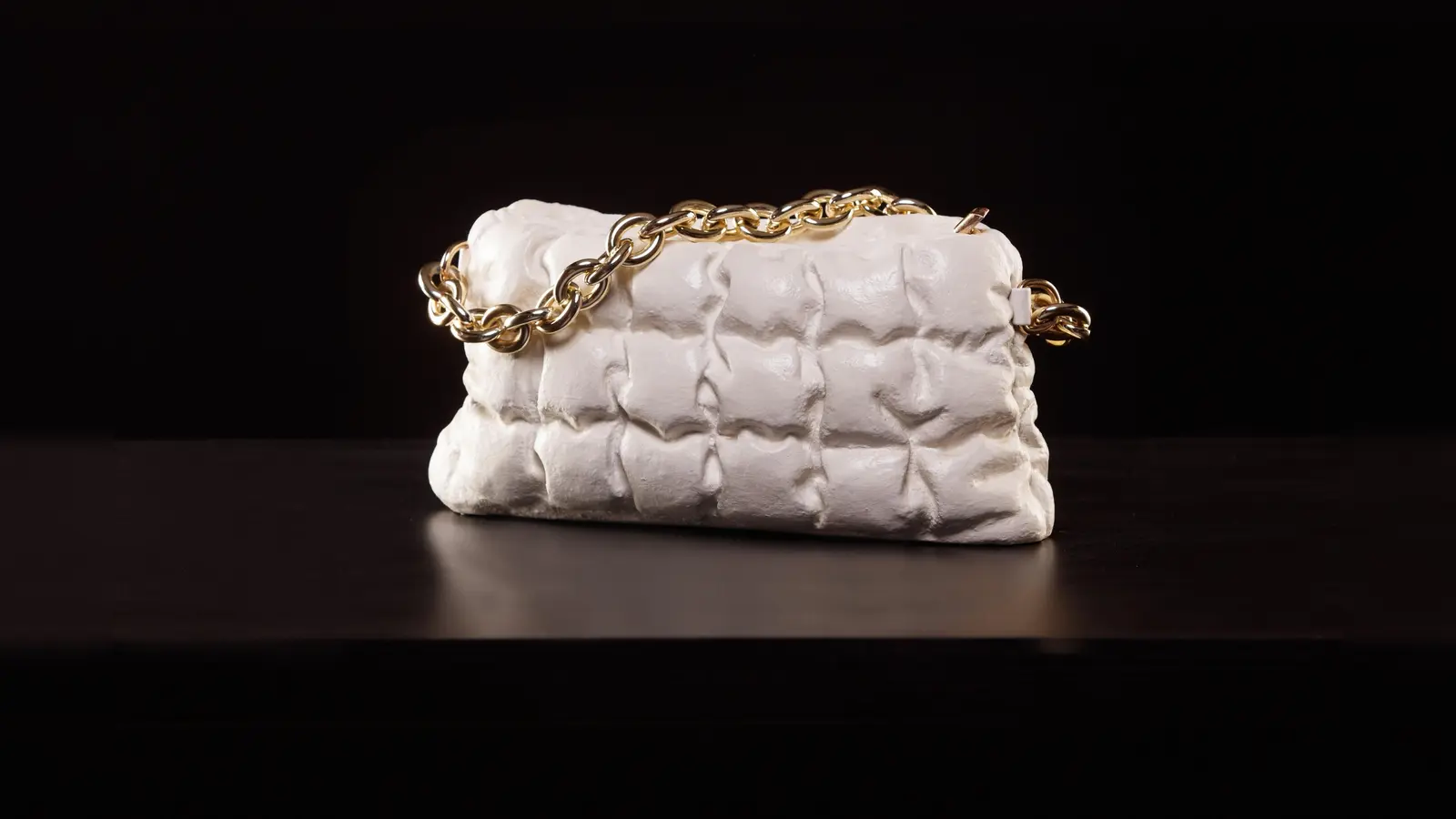 „Wrong Bag” heißt dieses Kunstwerk von Doris Bardong. Es ist im Rahmen der Ausstellungen zum Jubiläum von Gedok zu sehen.  (Foto: Frank Schuppelius)